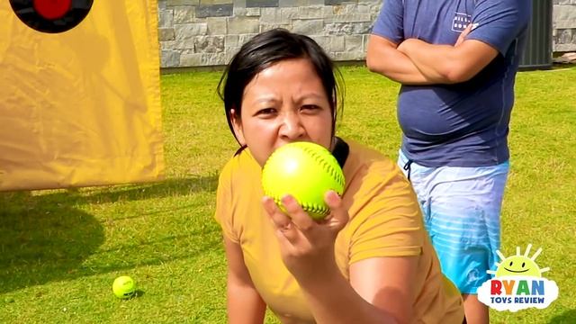 Dunk Tank Challenge Family Fun Games with Ryan ToysReview!!! смотреть онлайн