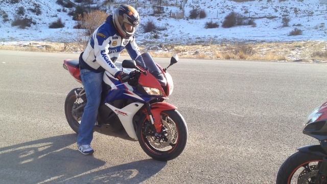 Suzuki GSXR600 K7 vs Honda CBR600RR 2010 смотреть онлайн