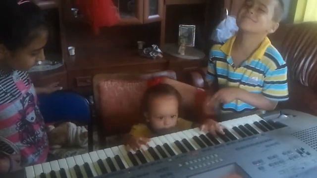 Малыш и синтезатор смотреть онлайн