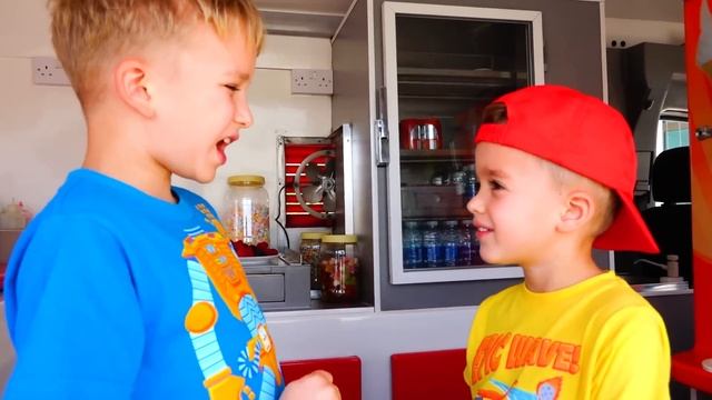 Vlad e Niki exploram o caminhão de sorvete da nova mamãe смотреть онлайн