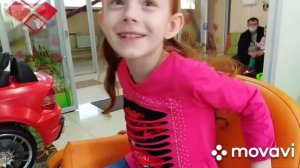 Как прокалывают ушки детям. Девчонки теперь с сережками. Парикмахерская "Карамелька" Хабаровск.