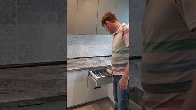 Угловая кухня с "зимним холодильником" смотреть онлайн