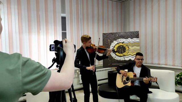 River Flows In You - Jasper Forks - Beautiful music in the library.Guitar and violin смотреть онлайн