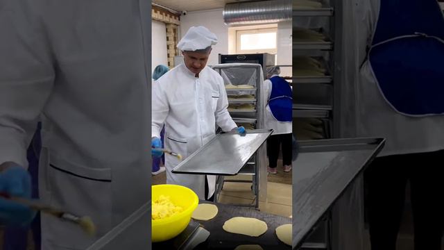 Хозяин супермаркета Семейный Андрей Исаков готовит самсу и жарит пирожки смотреть онлайн