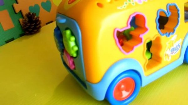 Игрушечные машинки и новый автобус в подарок малышу. Мультик с игрушками