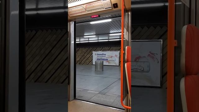 Prague Metro doors and announcements at Nádraží Holešovice (line C) смотреть онлайн