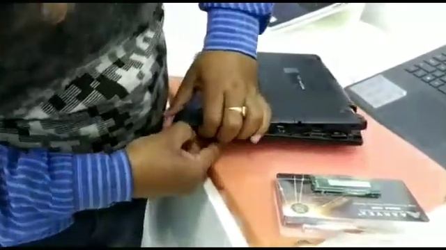 Dell vostro 15 3000 || Ram Replacement || How to Replace Ram смотреть онлайн