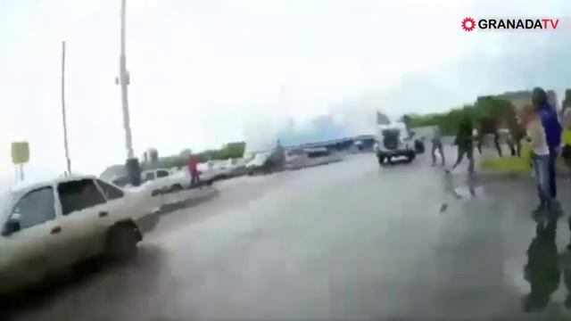 На фестивале красок в Челябинске подростки атаковали полицейский автомобиль смотреть онлайн