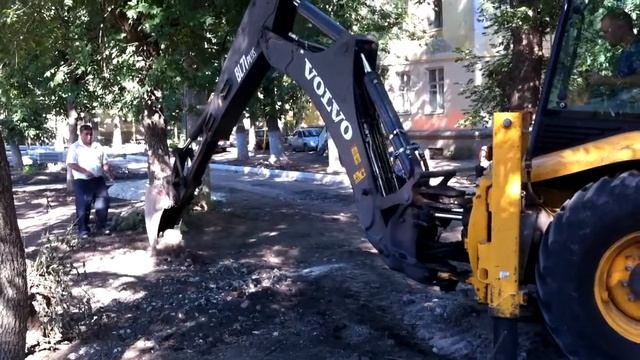 Экскаватор Вольво  Копание траншеи