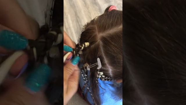 Вплетаю канекалон. Идёт работа полным ходом🔥 смотреть онлайн