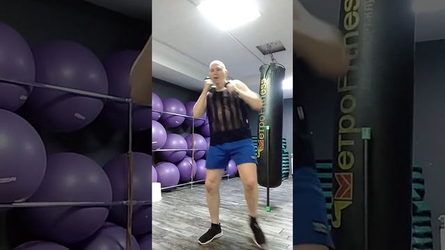 Удары руками  Гантели. Упражнения с гантелями. Разные удары руками. Тайский бокс. Муай тай. Фитнес.