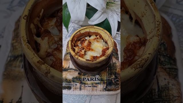 Французский луковый суп приготовленный на говяжем бульоне, с хрустящим багетом и сыром Эмменталь!