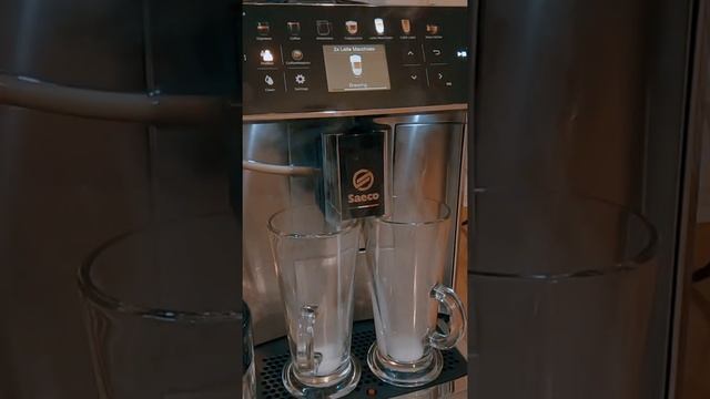 Latte Macchiato made with the Saeco GranAroma SM6585 Coffee Machine смотреть онлайн