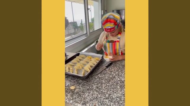 ? Лиза готовит пирожки с капустой? и картошкой? смотреть онлайн