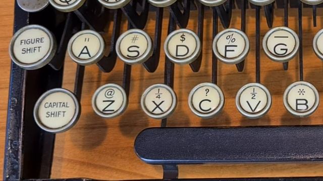 Old Typewriter Remington Junior (1918)