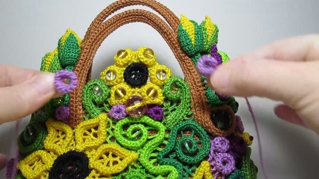 Пока не пришиваю сиреневые колечки на переднюю поверхность вязаной сумки смотреть онлайн