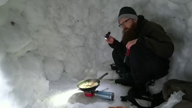 Велопоход и ЯИЧНИЦА с беконом в зимнем лесу. Рецепт от велопутешественника. Готовка еды в ИГЛУ. смотреть онлайн