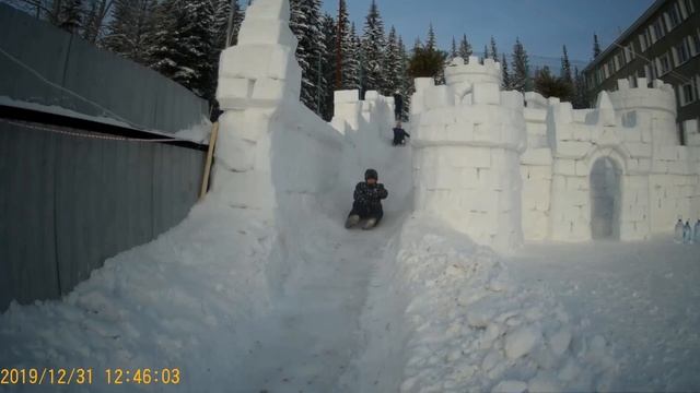 Лучшая горка 2019 г. Замок из снега 2019. Снежный замок с горкой. (snow castle and snow slide) смотреть онлайн