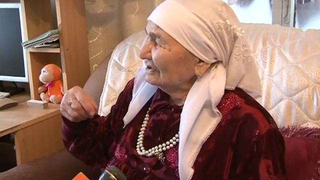 Разгадывает сканворды, а ей 90! смотреть онлайн