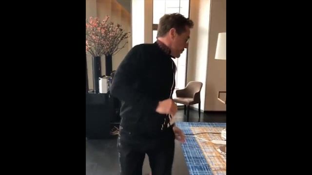 Роберт Дауни танцует смотреть онлайн