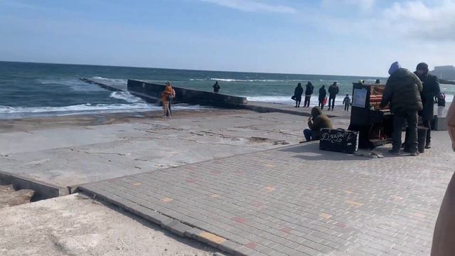 На море сегодня штормовой ветер. Посидели в грузинском ресторанчике…. смотреть онлайн