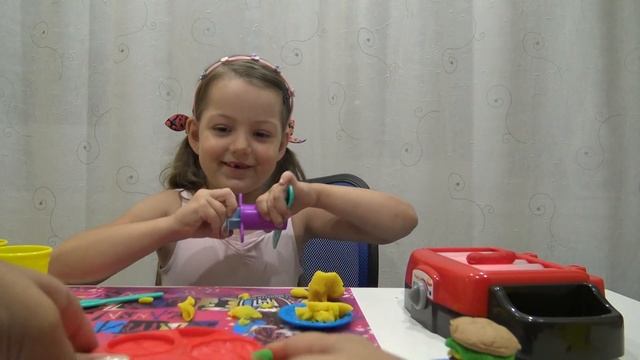 Делаем из пластилина PLay-Doh ужин папе: гамбургер, сосиски и картошку фри. смотреть онлайн
