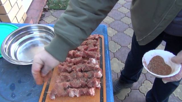 ШАШЛЫК ДЛЯ ЛЕНИВЫХ...))) В УГОЛЬНОМ ГРИЛЕ WEBER!))) смотреть онлайн
