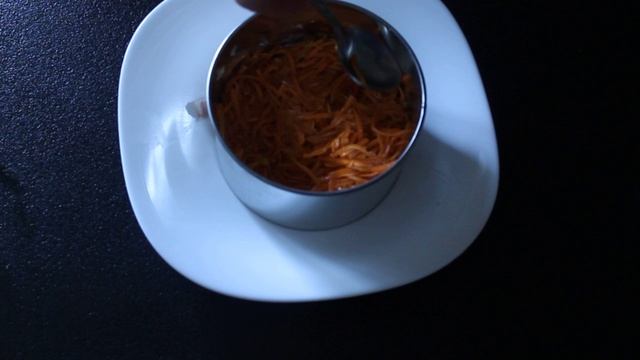 Салат с копченой курицей морковью по -корейски и кукурузой аппетитный и выглядит красиво