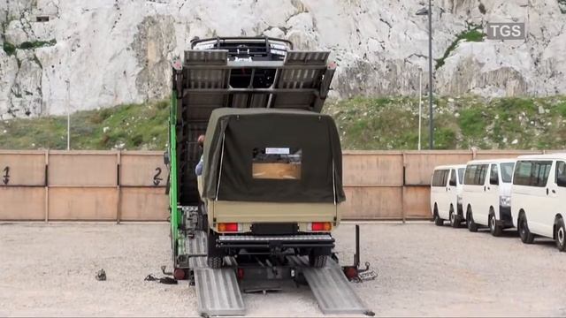 Toyota Land Cruiser 79 Pick-Up - Loading of vehicles onto a car transport смотреть онлайн