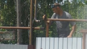 Врезка в газовую трубу под давлением, перекрываем метан рукой и тряпкой