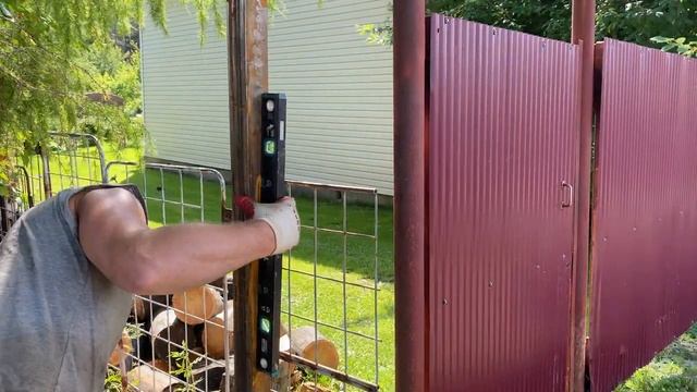 Инструкция по монтажу забора из профнастила. Разметка участка, бурение лунок и установка столбов смотреть онлайн