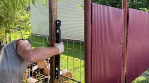 Инструкция по монтажу забора из профнастила. Разметка участка, бурение лунок и установка столбов