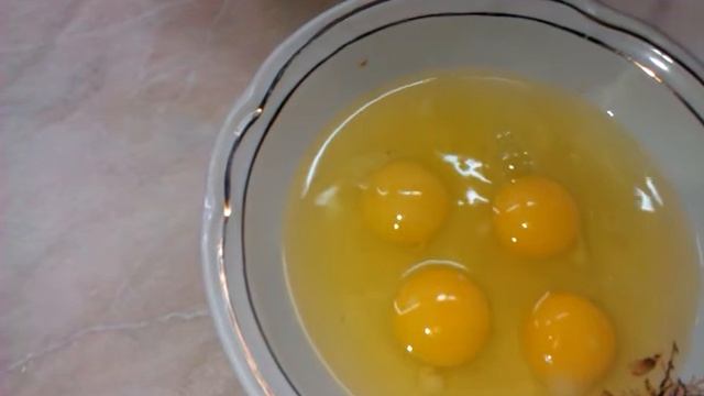 Как отделить желтки яиц от белков? Да проще простого! смотреть онлайн
