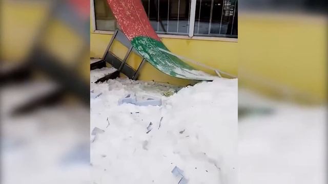 Вывеска социальной аптеки пострадала при очистке крыши пятиэтажного дома от наледи смотреть онлайн