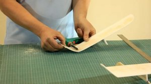 Изготовление простейшей модели метательного планера из пенопласта урок 5.