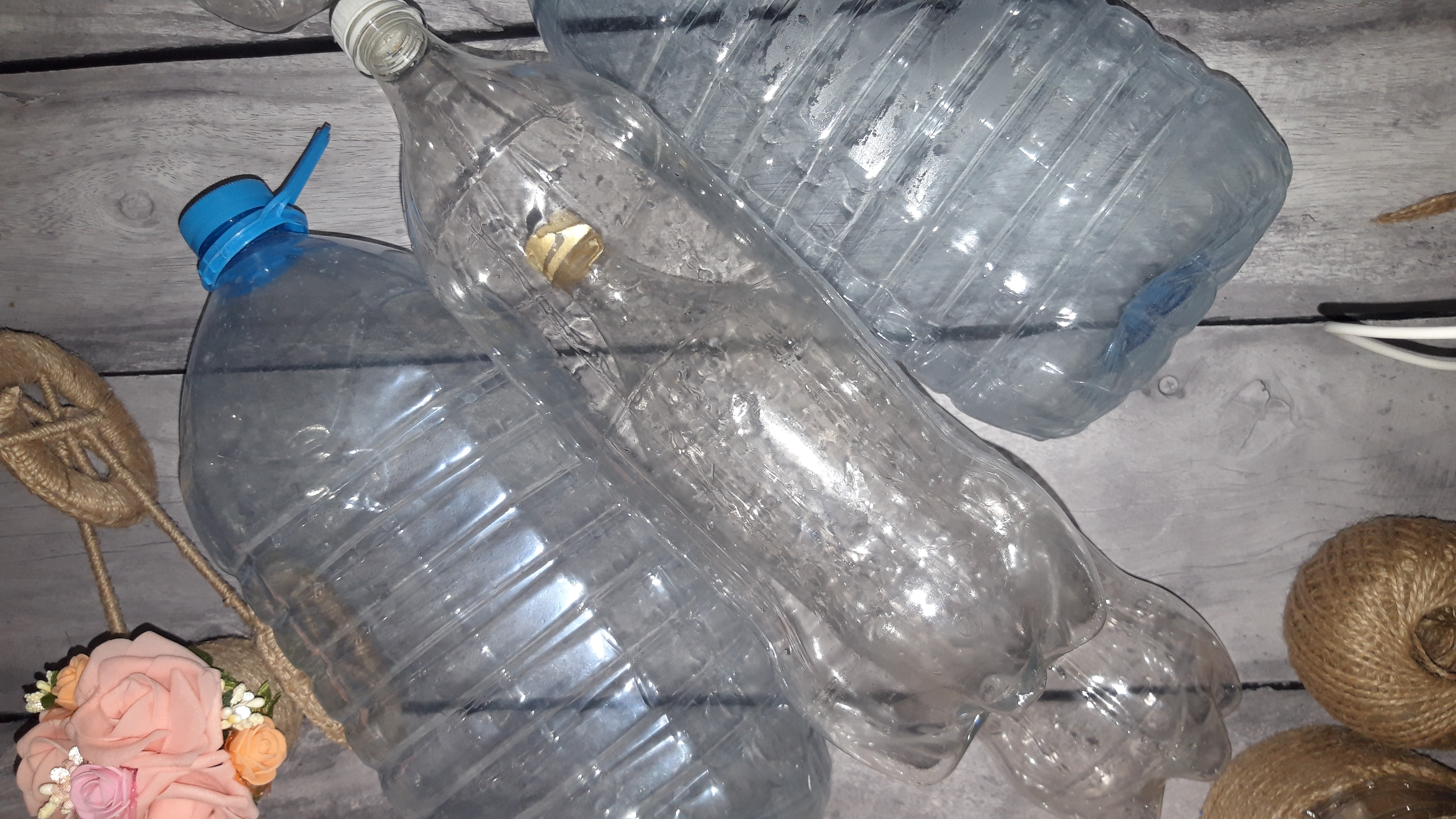 ПУСТЫЕ БУТЫЛКИ НИКОГДА не Выбрасываю, а применяю их в дело. Простые идеи из пластиковых бутылок. смотреть онлайн