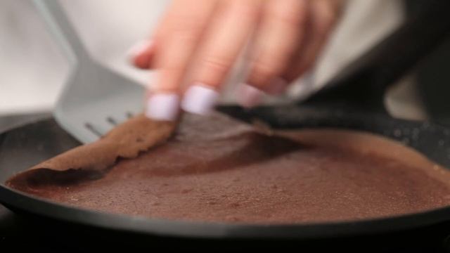 Шоколадные блинчики с апельсиновым соусом | Готовим дома с Натальей Дехтярёвой смотреть онлайн