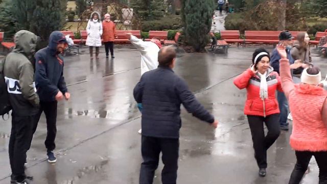 БАЙ-БАЙ-БАЙ-БАЙ!👍/ТАНЦЫ В ПАРКЕ ГОРЬКОГО ХАРЬКОВ АПРЕЛЬ 2021 смотреть онлайн