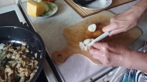 Куриные голени фаршированные грибами ну очень вкусно попробуйте