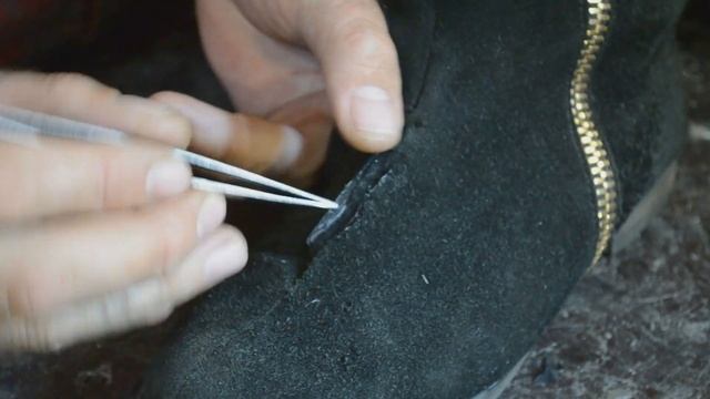 Ремонт разрыва кожи,установка внутренней декоративной заплатки на замшевую обувь смотреть онлайн