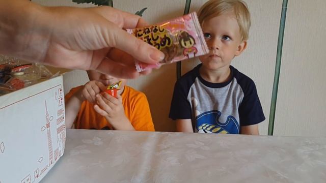 Открываем посылку с японскими сладостями, много кислых конфет, конфеты красящие язык смотреть онлайн