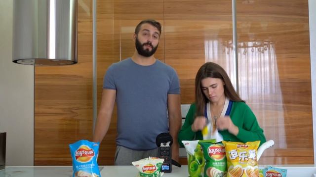 ПРОБУЕМ САМЫЕ СТРАННЫЕ ЧИПСЫ! LAYS СО ВКУСОМ ОГУРЦОВ И ЙОГУРТА! смотреть онлайн