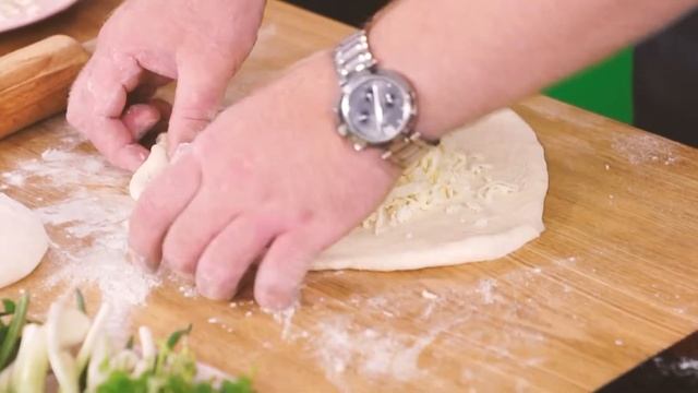 «На кухне с «Мария-Ра»: готовим хачапури «Ачирули» и салат «Хоровац» смотреть онлайн