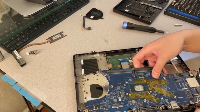 Dell Latitude E5470 Laptop Teardown смотреть онлайн