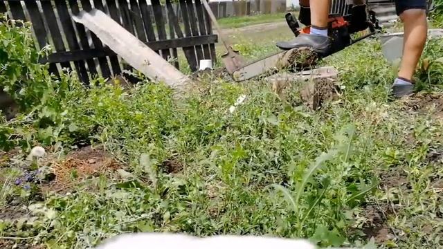 Старый деревенский забор/ Женщина ремонтирует забор. Замена старых столбов у забора смотреть онлайн