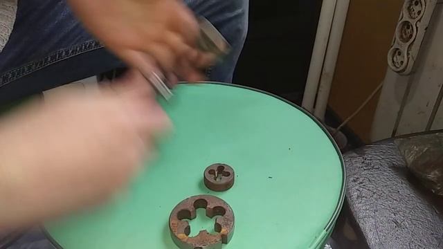 Приобрел себе плашки для нарезки резьбы. смотреть онлайн