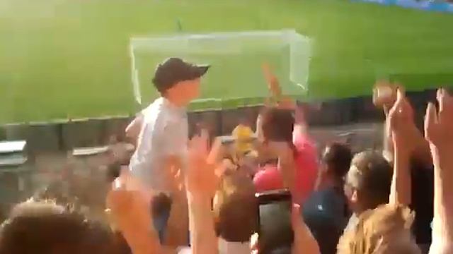 Болельщик ПСВ поднимает Трибуны Пожалуй, клуб должен подарить ему сезонный абонемент)) смотреть онлайн