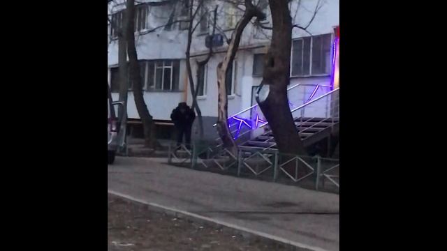 МУСОРА ИЩУТ ЗАКЛАДКУ!! смотреть онлайн