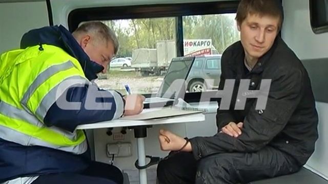 Пьяного водителя пришлось приковать, чтобы утихомирить смотреть онлайн