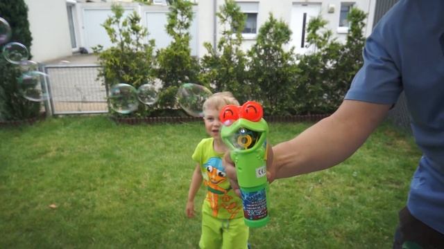 МЫЛЬНЫЕ ПУЗЫРИ MAGIC BUBBLES пускаем разные пузыри и нелопающиеся мыльные пузыри смотреть онлайн